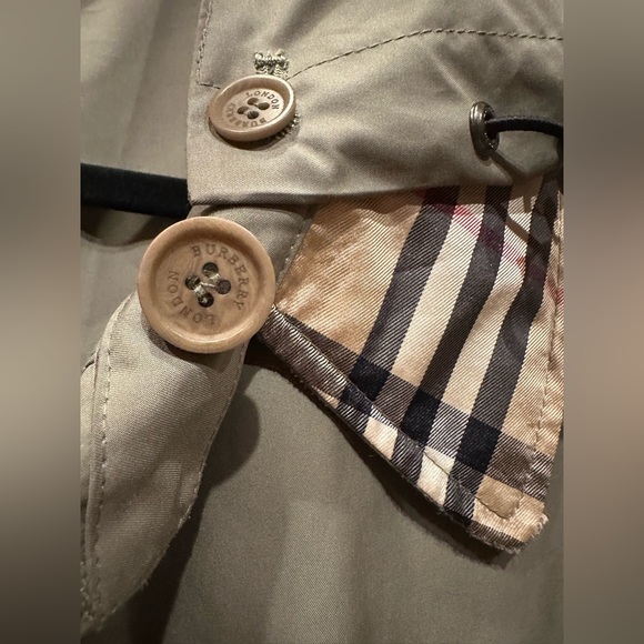 Burberry Men's Classic Beige Trench Coat size M - Picture 12 of 16